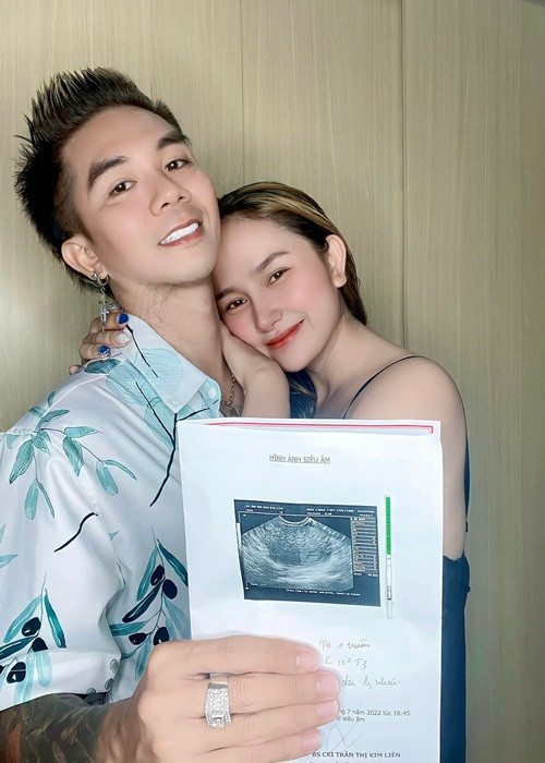 Huỳnh Như vừa chia sẻ thông tin bầu bí lần 2. Bà xã của Khánh Đơn bày tỏ: "Chắc mình là bà mẹ mong chờ con nhất năm, trong thời gian mong chờ con tưởng làm đại lý cho que test luôn chứ và cuối cùng cũng chờ được ngày chào đón con từ những phút giây đầu tiên nhất. Cảm giác lâng lâng hạnh phúc ngày nào lặp lại".
