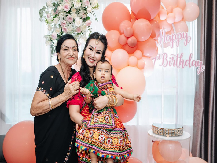 Mẹ chồng của Võ Hạ Trâm đáp chuyến bay từ Ấn Độ sang Việt Nam nhân dịp sinh nhật cháu nội.