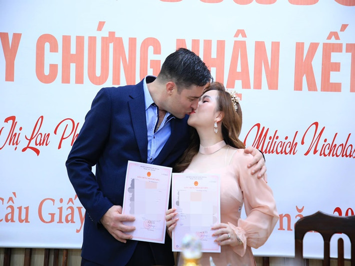 Trên trang cá nhân, Trương Phương vừa khoe nhận giấy đăng ký kết hôn. Ông xã của cô là doanh nhân người New Zealand Nick Mansor.