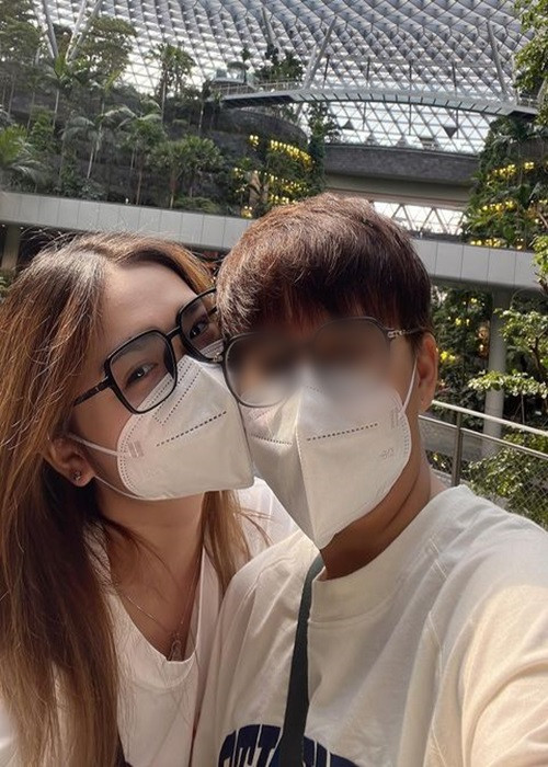 Ồn ào giữa Thiện Nhân và gia đình đang thu hút sự quan tâm của dư luận. Phía gia đình cho biết, nữ ca sĩ chuyển ra ngoài sống từ ngày 11/1/2022 nhưng không cho gia đình biết địa chỉ. Thời gian đầu, người thân liên hệ được với Thiện Nhân một lần trong tuần và phải thông qua N.T (bên phải). Gần đây, gia đình không liên lạc được với Thiện Nhân.