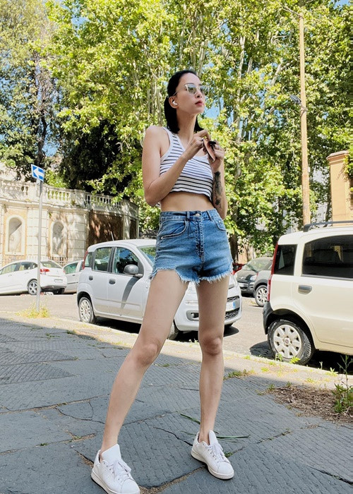 Nữ diễn viên khoe vóc dáng thon gọn khi diện áo crop top, quần short jean.