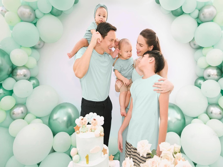 Dù có hai con chung, Kim Lý và Hà Hồ vẫn hết mực yêu thương, quan tâm bé Subeo - con riêng của Hà Hồ.