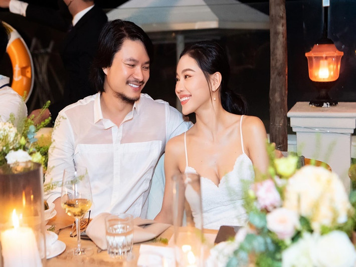 Một lần Kim Dung bị ốm, nam đạo diễn mua bó hoa cẩm chướng màu hồng đến thăm. Trước khi ra về, anh bất chợt đề nghị ôm tạm biệt cô giáo. Kim Dung đồng ý, thế rồi chuyện tình của hai người bắt đầu.