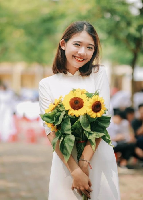 Hoa Đan dịu dàng, xinh đẹp khi mặc áo dài. Ảnh: FBNV