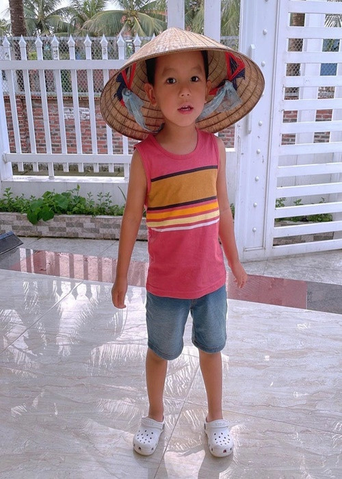 Con trai đầu lòng của Phạm Hương đội nón lá. Đây là lần đầu tiên cậu nhóc về Việt Nam.