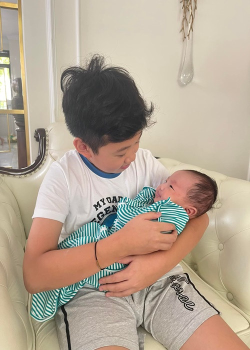 Con trai đầu lòng của Vân Hugo cưng chiều em gái nhỏ.