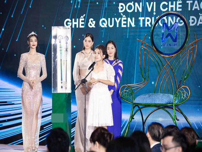Bộ vật phẩm dành cho tân hoa hậu còn có chiếc ghế đăng quang và quyền trượng. Ghế đăng quang được lấy cảm hứng từ mây tre đan, là sự kết hợp hài hòa giữa văn hóa truyền thống và hiện đại, tượng trưng cho hình ảnh người phụ nữ Việt Nam xinh đẹp, tài năng, trí tuệ và bản lĩnh. Quyền trượng lấy cảm hứng cách điệu từ tre - loài cây không chỉ gắn bó với con người, đất nước Việt Nam bao đời nay mà còn tượng trưng cho sức sống mãnh liệt, luôn vươn mình phát triển.
