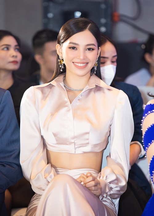 Hoa hậu Trần Tiểu Vy đầy thanh lịch xuất hiện tại họp báo.