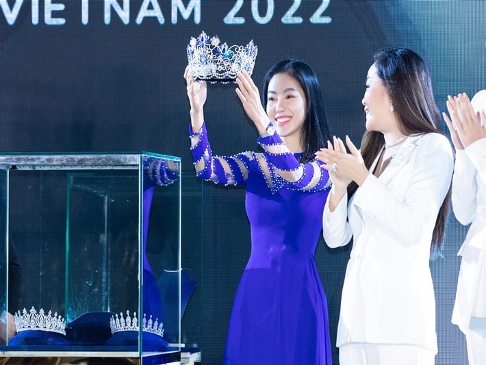 Màu xanh của biển, màu trắng của sóng nước kết tụ lại thành những đóa sen tỏa sắc, tượng trưng cho vẻ đẹp thanh cao, tấm lòng nhân ái của người phụ nữ Việt Nam.