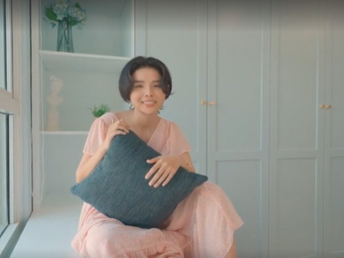 Trong một video mới đây, Vũ Cát Tường lần đầu tiên thừa nhận rằng bản thân là người đồng tính. Giọng ca sinh năm 1992 chia sẻ: "Cách đây một vài show, có một bạn khán giả hỏi: “Bao giờ Vũ Cát Tường lấy chồng?” Nhưng không, trong tưởng tượng của chính mình, tôi thấy mình mặc vest, nắm tay một cô gái làm đám cưới. I’m gay (Tôi đồng tính). Tôi sẽ lấy vợ chứ không lấy chồng”. Ảnh: Dân Việt