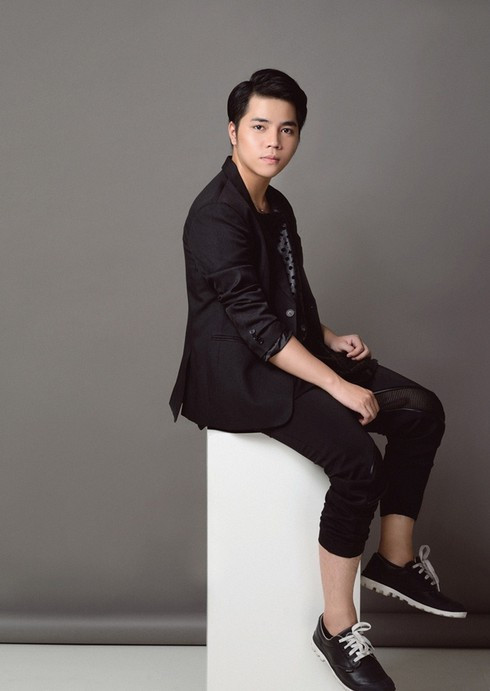 NTK Lý Giám Tiền cũng công khai là người đồng tính. Tại đêm chung kết Project Runway Vietnam 2014, Lý Giám Tiền cho biết anh cùng người yêu đã yêu và sống chung từ hơn 3 năm trước đó. Gia đình Lý Giám Tiền có thời gian dài phản đối mối quan hệ đồng giới của con trai trước khi chấp nhận chuyện này. Ảnh: Vietnamnet
