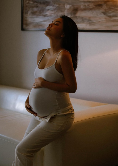 "Những ngày cả nhà chờ đón em, rồi tôi sẽ nhớ cái bụng này lắm cho mà xem, lượn rồi đá rồi gò cả ngày, có vẻ tinh tướng nhất trong 3 chị em. Con cảm ơn cả nhà đã hỏi thăm ngày con ra đời, chừng nào mẹ con không còn post hình bụng bự nữa thì đấy sẽ là ngày con xin mẹ chui ra đó ạ, không lâu nữa đâu cả nhà ơi”, Phạm Quỳnh Anh viết trên trang cá nhân.