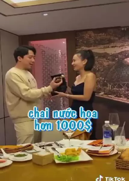 Năm 2022, sinh nhật Thu Minh, Trấn Thành tặng đàn chị chai nước hoa trị giá hơn 1000 USD. Ảnh: Vietnamnet.