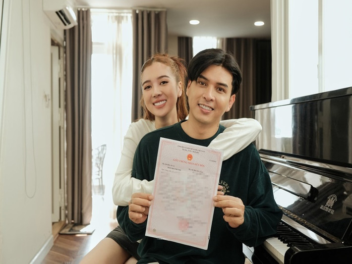 Trước diễn viên Phương Oanh, Hồ Quang Hiếu cũng đăng ký kết hôn. Nam ca sĩ đặt bút ký tên và chính thức trở thành vợ chồng với Tuệ Như sau màn cầu hôn tháng 4 vừa qua. Ảnh: Zing.