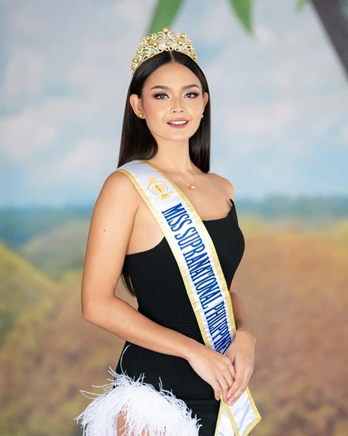 Pauline Amelinckx - đại diện Philippines cũng khiến Á hậu Thanh Ngân phải dè chừng. Theo Tiền Phong, Pauline có mẹ là người Philippines, bố là người Bỉ. Cô sở hữu gương mặt cá tính, vóc dáng quyến rũ. Ảnh: FBNV.