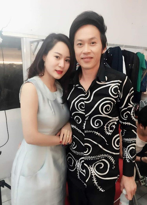 Theo Dân Việt, trong một dịp diễn chung sân khấu với Hoài Linh, nữ ca sĩ đã ngỏ ý nhờ nam nghệ sĩ đổi tên cho mình vì cô sợ rằng cái tên trùng nhau sẽ khiến khán giả nhầm lẫn. Hoài Linh đã đổi tên của Phạm Hoài Linh thành Ánh Linh đồng thời nhận cô là con nuôi. Ảnh: Phụ Nữ Việt Nam.