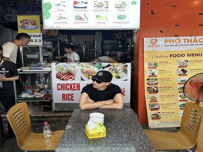 Mới đây, khi đến Việt Nam biểu diễn, nam ca sĩ Taeyang ăn phở. Ảnh: VTV.