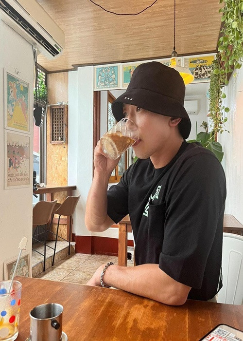 Nam ca sĩ Hàn Quốc Bi Rain rất mê phở bò. Anh đăng tải trên trang cá nhân Instagram loạt ảnh, video ăn uống cùng bà xã Kim Tae Hee tại một quán ăn Việt ở đảo Jeju. Bi Rain khen phở bò là món ngon "có một không hai". Ngoài phở bò, vợ chồng Bi Rain còn ăn món cuốn thập cẩm, uống cà phê sữa pha bằng phin. Ảnh: Vietnamnet.