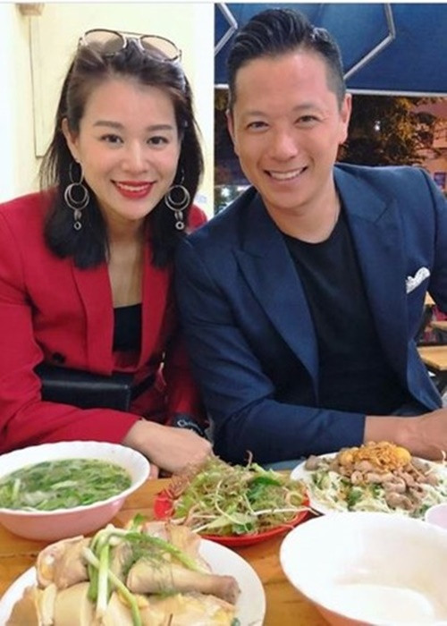 Ngôi sao TVB Hồ Hạnh Nhi và ông xã Philip Lee mê phở Việt Nam. Ảnh: Zing.