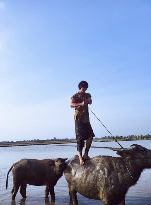 Vai diễn của Tuấn Trần trong Đất rừng phương Nam chưa được tiết lộ. Một số cư dân mạng đặt nghi vấn Tuấn Trần có thể sẽ đóng vai Út Lục Lâm - người dẫn An đi làm "đạo chích" gà và heo quay. Ảnh: Hoa Học Trò.