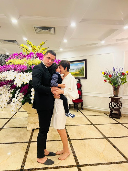 Ông xã Phương Mai chăm tặng hoa, quà cho vợ mỗi dịp quan trọng. Kỷ niệm một năm ngày cưới, nữ MC được chồng tặng đồng hồ trị giá 130 triệu đồng.