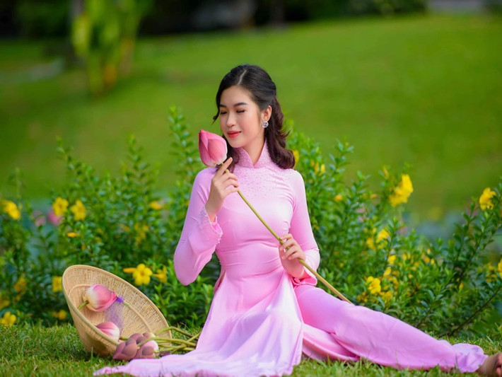 Nữ sinh Đà Nẵng sở hữu nhan sắc xinh đẹp. Cô cao 1m7, có số đo ba vòng 86-65-96 cm. Ảnh: FBNV.