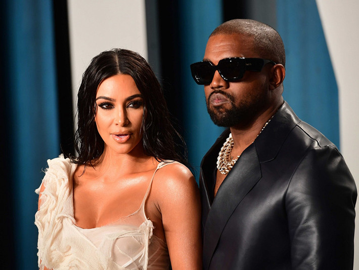 Mới đây, Daily Mail bất ngờ đưa tin Kim Kardashian - Kanye West ly hôn. Cặp đôi này vốn bên nhau từ năm 2012 và kết hôn vào năm 2014. Hiện tại, cả hai có 4 người con.