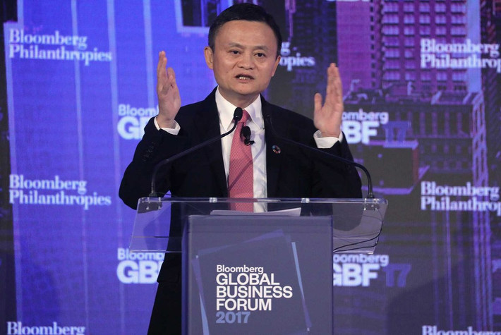 Chính phủ Trung Quốc cũng mở cuộc điều tra chống độc quyền nhắm vào Alibaba khiến giá cổ phiếu công ty giảm mạnh. Trước tin đồn "Jack Ma mất tích", hãng CNBC khẳng định ông chủ Ant Group thực tế không bị bắt mà chỉ "ở ẩn" - có thể tại Hàng Châu - để tránh gây thêm điều tiếng. Ảnh: Bloomberg.