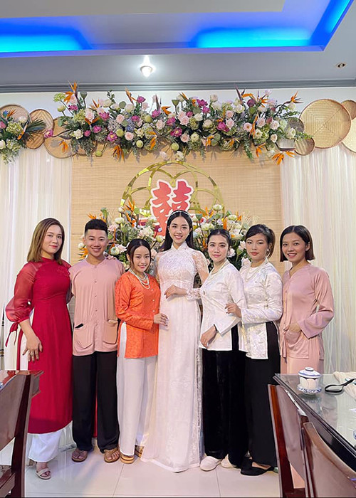 Thúy An diện áo dài trắng trong hôn lễ. Hiện tại, chú rể chưa lộ diện.