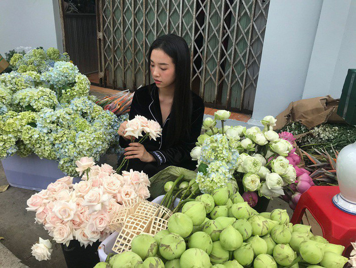 Nàng á hậu sử dụng rất nhiều loài hoa quen thuộc như hoa sen, hoa thiên điểu, hoa cẩm tú cầu, hoa hồng cho đám cưới.