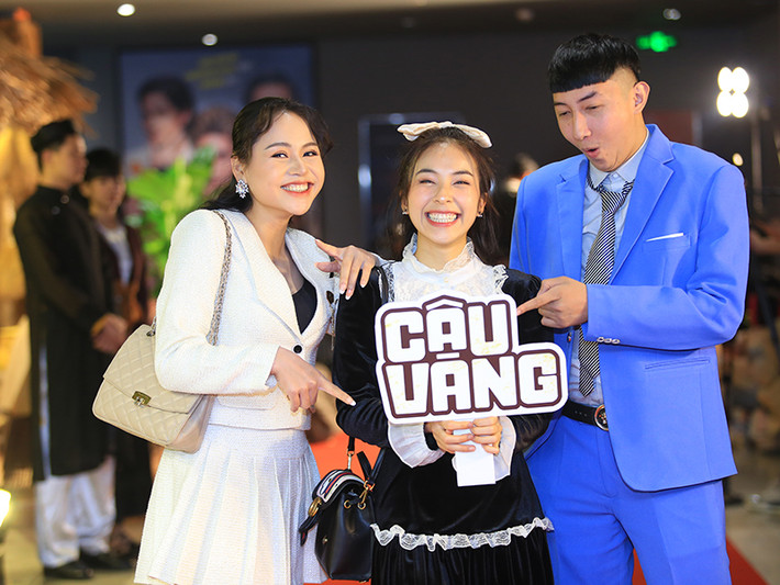 Buổi ra mắt phim còn có sự góp mặt của nhiều khách mời như diễn viên Trần Vân (giữa).
