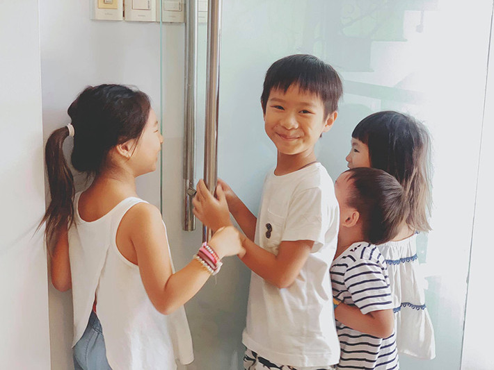 4 nhóc tì nhà Lý Hải đều tự lập, sống gọn gàng, ngăn nắp. Đặc biệt, các bé yêu thương nhau nên vợ chồng Lý Hải đỡ vất vả.