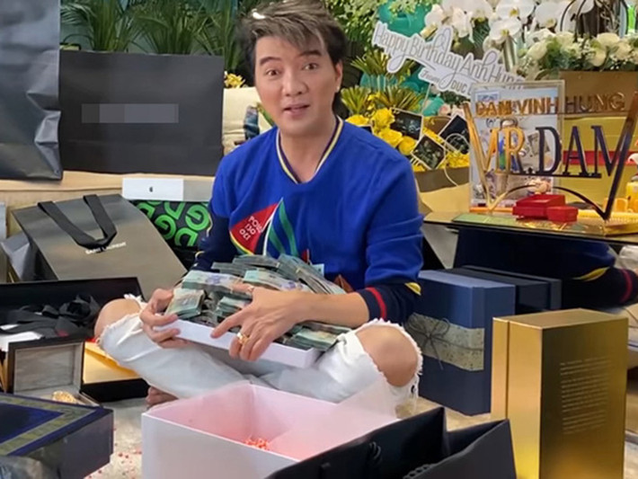 Thông tin Đàm Vĩnh Hưng được đại gia tặng 2,5 tỷ nhân dịp sinh nhật đang gây xôn xao dư luận. Ảnh: Dân Việt