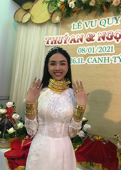 Thúy An đeo vàng trĩu cổ, tay trong đám cưới.
