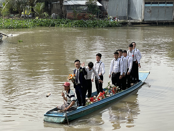 Ông xã của Thúy An phải đi rước dâu bằng xuồng. Để rước được Thuý An về, chú rể còn bị hội chị em hoa hậu, á hậu của cô dâu “gây khó dễ”.