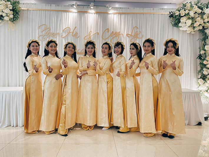 Dàn phù dâu trong lễ ăn hỏi gồm: Quỳnh Đan, Huyền Thạch, Liên Tít, Tố Uyên, Quỳnh Kool, Anh Thư, Kim Oanh...