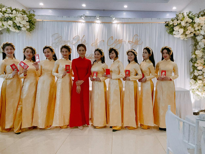 Cô dâu Ngọc Hà diện áo dài đỏ bên dàn phù dâu.