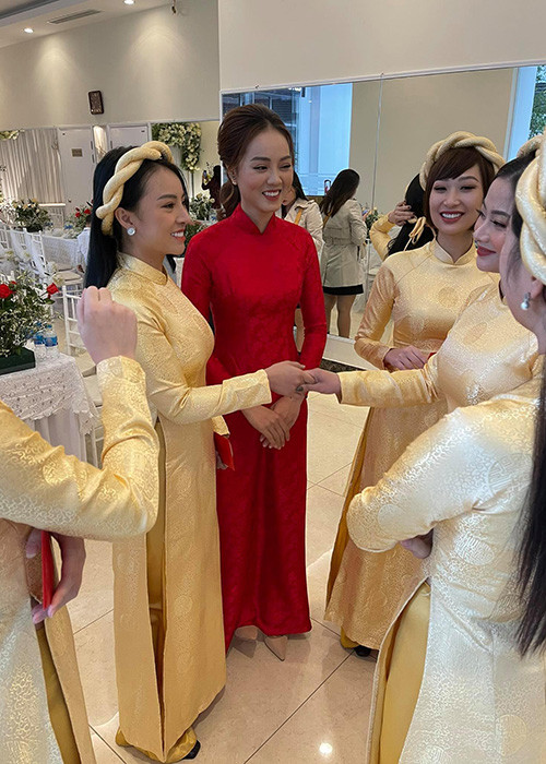 Bà xã của Công Lý tươi rói trong lễ ăn hỏi. Ảnh: Vietnamnet