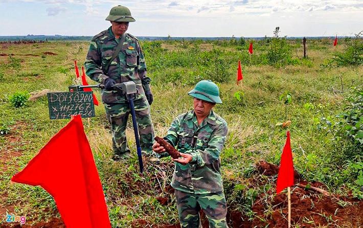 Ngay trong những ngày đầu khảo sát, công binh đã tìm thấy hàng loạt đầu đạn cối tại công trường. Nhiều đầu đạn chưa khai hỏa, còn nguyên thuốc phóng. Đại tá Tăng Văn Chi, lãnh đạo Tổng công ty Lũng Lô, nhận định mặt bằng dự án sân bay Long Thành sẽ có nhiều tàn dư vũ khí, vật nổ sót lại từ thời chiến tranh.