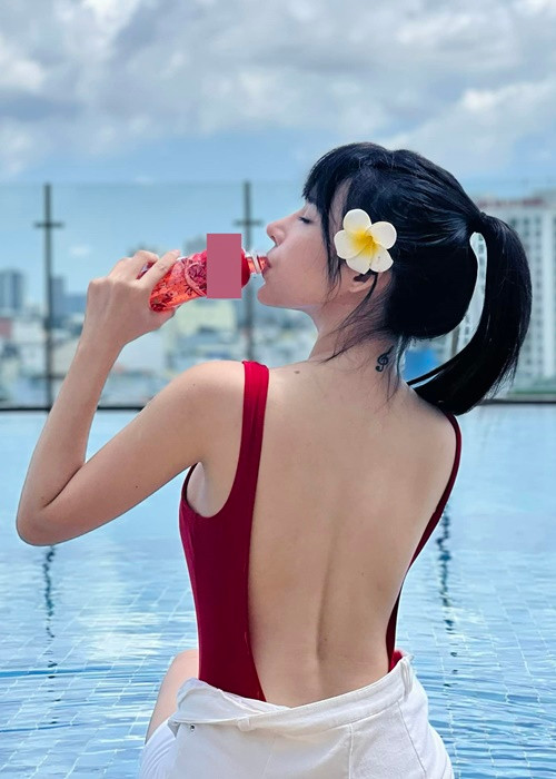Lyly chuộng trang phục khoe lưng trần quyến rũ.