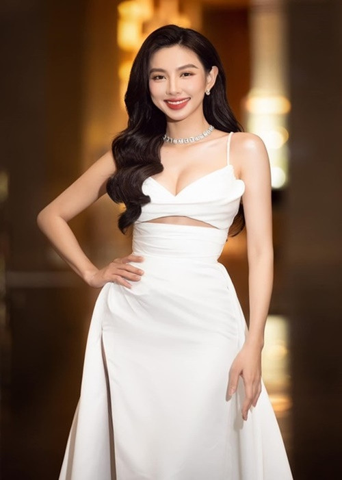 Theo Vietnamnet, trong phiên tòa, HĐXX đọc quyết định nhập hai vụ án vào làm một của Chánh án TAND quận Gò Vấp. Đại diện của Thùy Trang không đồng ý quyết định này và cho rằng việc này không đúng tố tụng, bởi hai vụ án là hai mối quan hệ khác nhau. Luật sư Ngô Huỳnh Phương Thảo (đại diện cho Thùy Tiên) cũng đề nghị tách hai vụ án. Chủ tọa thông báo, trước đây chính phía Thùy Tiên đề nghị nhập hai vụ án làm một, tòa không thể nào mà theo đề nghị lúc nhập lúc tách được. Đại diện VKS cho rằng, do chưa thực hiện việc thu thập lời khai, chưa tiến hành hòa giải nên chưa thể giải quyết triệt để vụ án. Đại diện VKS đề nghị HĐXX tạm dừng phiên tòa. Ảnh: FBNV.