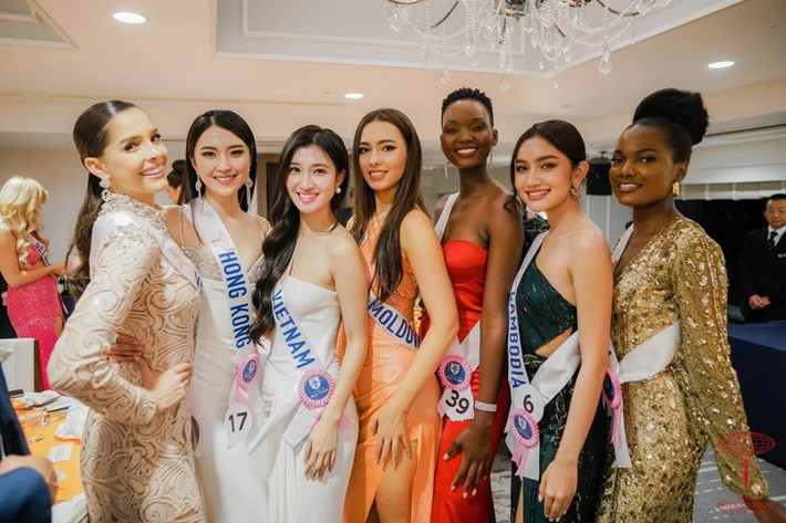 Gần đây, Phương Nhi bị cho là thiếu kiến thức khi chia sẻ trong livestream, Alyna Somnang - đại diện Campuchia là Miss Cambodia chứ không phải là Miss Campuchia. Thực tế, Cambodia là tên phiên âm tiếng Anh của Campuchia. Ảnh: Miss International.