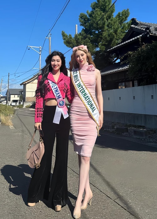Á hậu Phương Nhi đang ở Nhật Bản dự thi Miss International 2023 - Hoa hậu Quốc tế 2023. Mới đây, đại diện Việt Nam liên tục đăng ảnh bên đương kim Hoa hậu Quốc tế Jasmin Selberg. Ảnh: FBNV.
