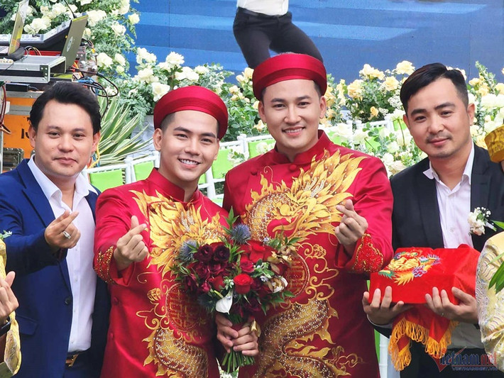 Hà Trí Quang - Thanh Đoàn tổ chức lễ ăn hỏi vào ngày 19/10. Hà Trí Quang chia sẻ trên Dân Trí, thời điểm này là lúc anh và người yêu cần có một "mắt xích" rõ ràng hơn, gắn kết mối quan hệ để cả hai tự tin nói với mọi người rằng họ là "một gia đình thật sự". Ảnh: Vietnamnet.