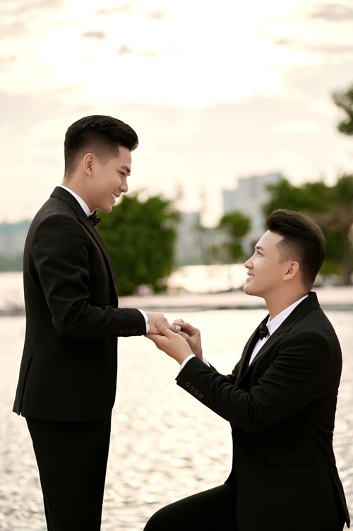 Hà Trí Quang quỳ gối, cầu hôn Thanh Đoàn cách đây không lâu. Ảnh: FBNV.
