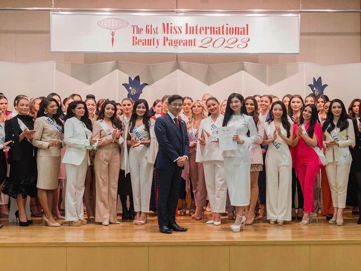 "Phương Nhi biết cả nhà đang lo lắng cho mình khi nhận giải thưởng này. Nhưng mọi người hãy yên tâm, không chỉ Phương Nhi mà tất cả các thí sinh đến từ các nước đều nhận được giấy chứng nhận Miss Visit Japan. Đây là chứng nhận dành cho các cô gái của Miss International sẽ đồng hành cùng cuộc thi để quảng bá văn hóa, du lịch Nhật Bản", nàng hậu trấn an fan khi nhiều người cho rằng đa số người đẹp nhận giải thưởng này trước đây không có mặt trong top 15 chung cuộc. Ảnh: FBNV.