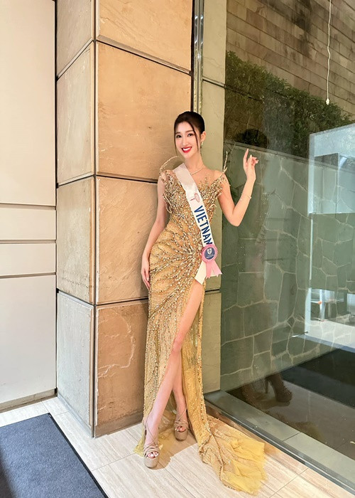 Trong buổi tiệc chào mừng các thí sinh, Phương Nhi diện chiếc váy vàng xẻ tà cao. Ảnh: FBNV.