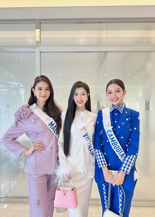 Vì thời tiết ở Nhật Bản đã bắt đầu lạnh, Phương Nhi thường chọn đồ dài tay. Ảnh: FBNV.