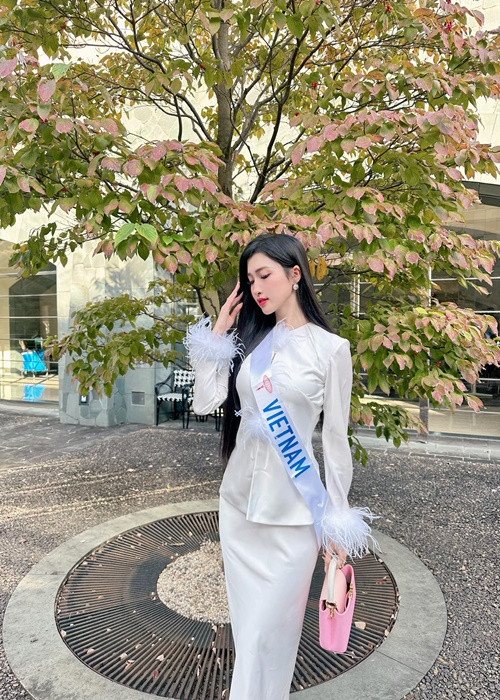 Nàng hậu diện một set đồ trắng sang trọng. Ảnh: FBNV.