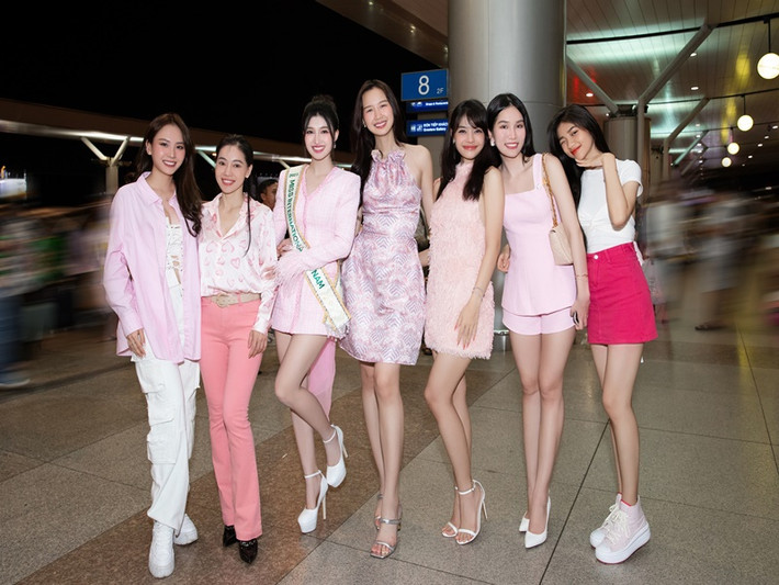 Phương Nhi hạnh phúc khi được các chị em thân thiết đến tiễn.